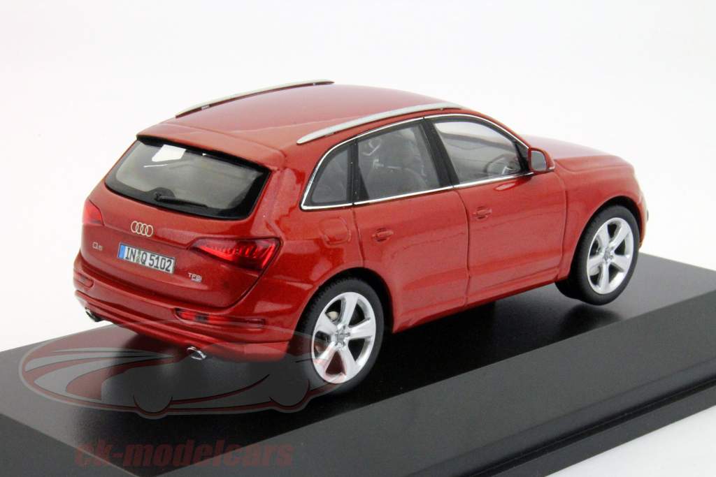 アウディQ5 2013年ボルケーノレッドモデルSchuco 1時43分