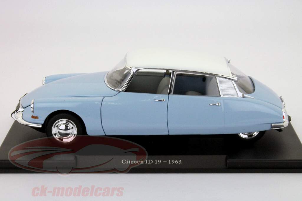 Citroen ID19 1963 lys blå / hvid 1:24 WhiteBox