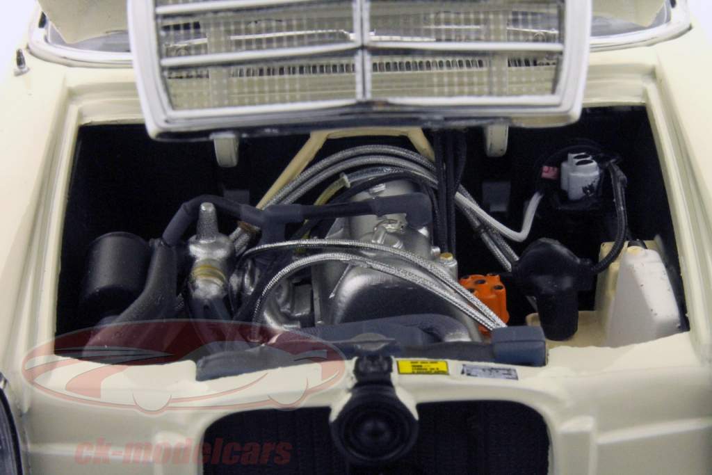 8行梅赛德斯 - 奔驰轿车1968白色1:18的SunStar