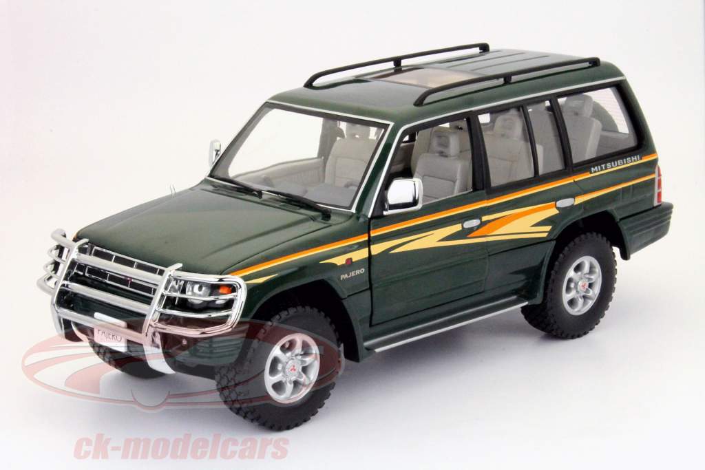 1998年三菱帕杰罗绿色1:18的SunStar
