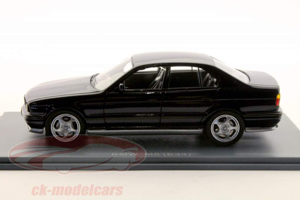 BMW M5 (E34) техно фиолетовый 1:43 Neo