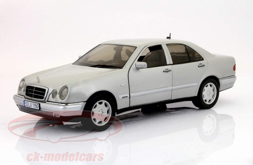 Mercedes-Benz E-Klasse E320 (B210) 年 1995-2002 銀 1:18 SunStar