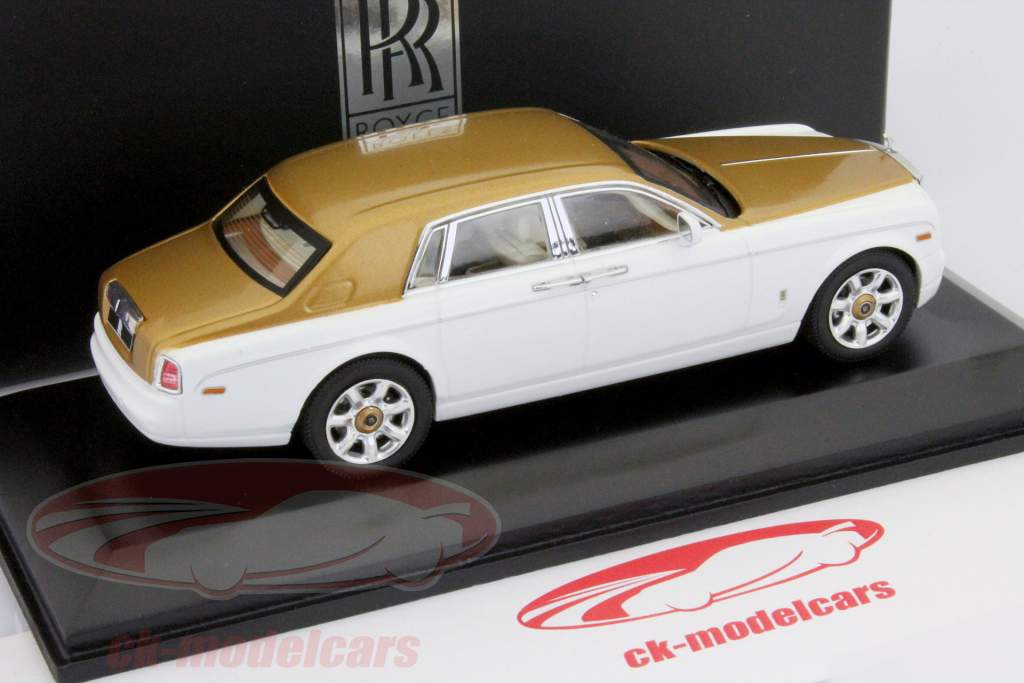 Rolls-Royce Phantom Год 2010 белый / золото 1:43 Ixo