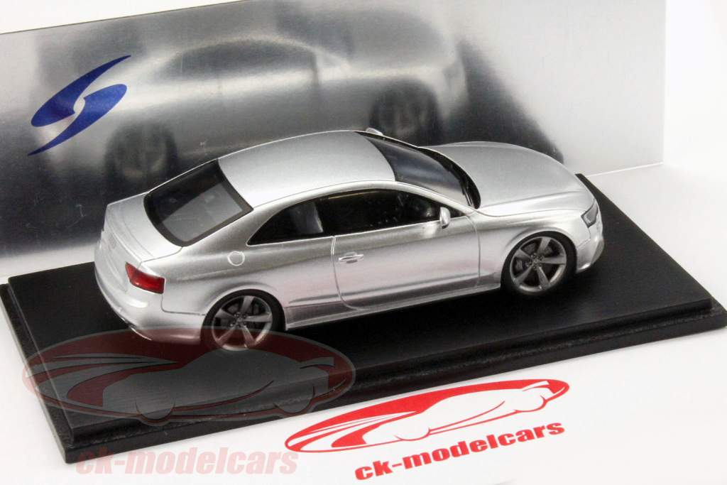 Audi RS5 年 2012 银 1:43 Spark