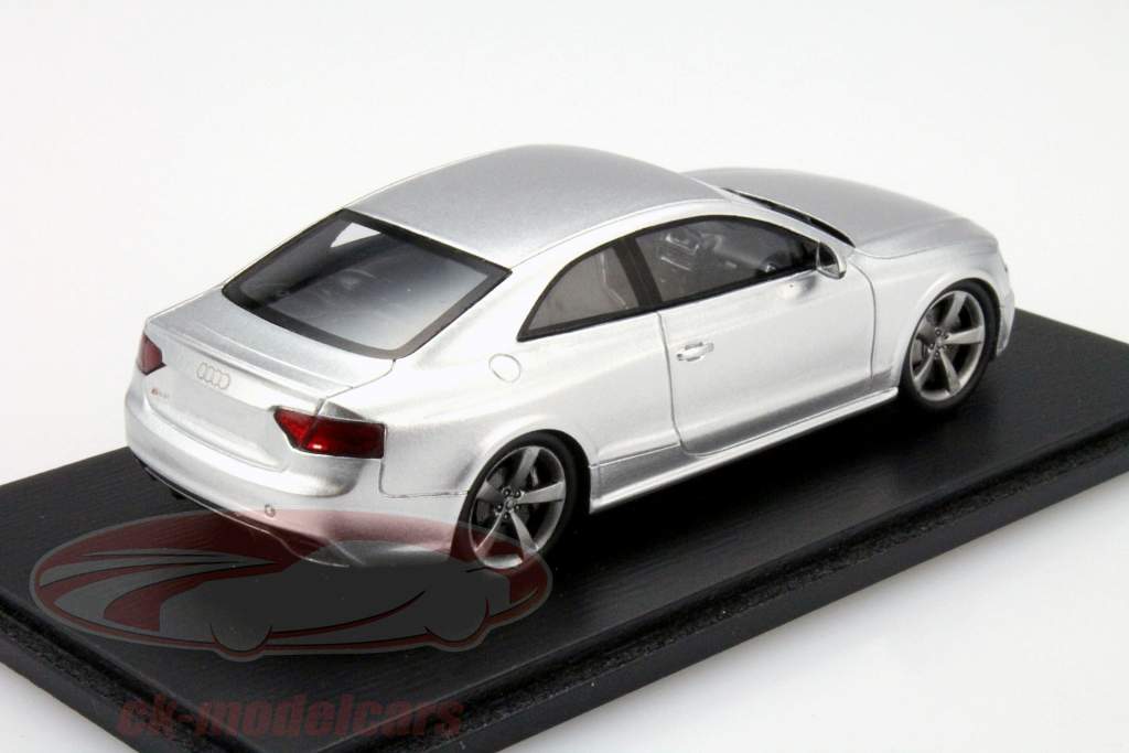 Audi RS5 年 2012 银 1:43 Spark