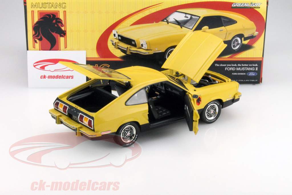 Ford Mustang II Stallion Jaar 1976 geel - zwart 1:18 Greenlight