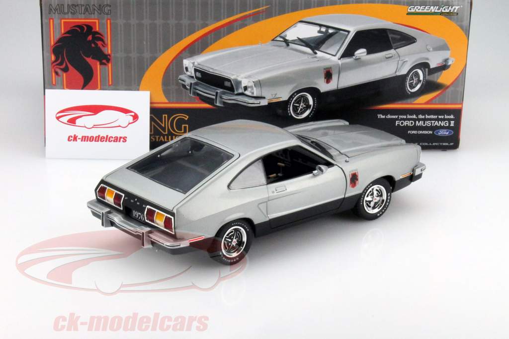 Ford Mustang II Stallion Jaar 1976 zilver - zwart 1:18 Greenlight