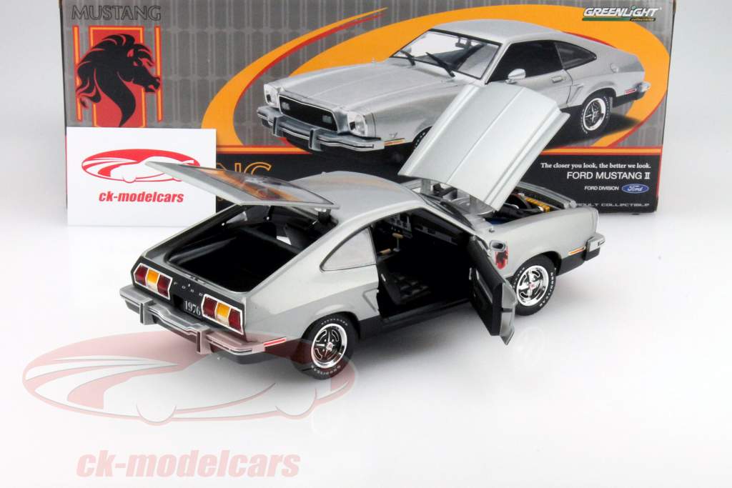 Ford Mustang II Stallion Jaar 1976 zilver - zwart 1:18 Greenlight