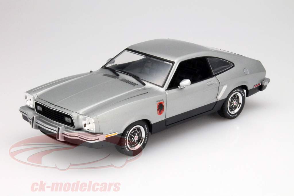 Ford Mustang II Stallion Jaar 1976 zilver - zwart 1:18 Greenlight
