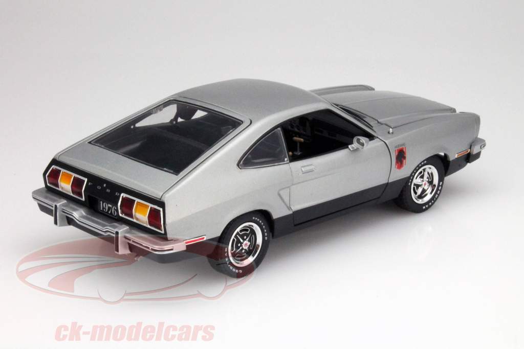 Ford Mustang II Stallion Год 1976 серебро - черный 1:18 Greenlight
