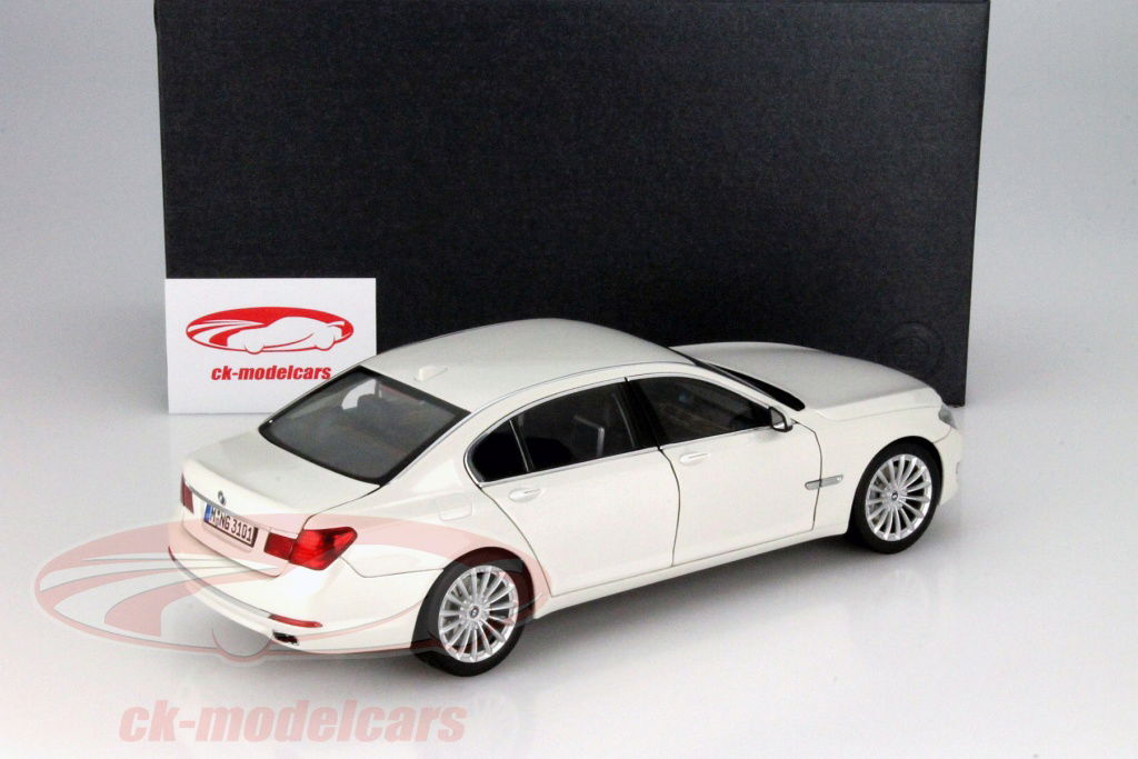 KYOSHO 1/18 BMW 750Li　530 1/18 Kyosho BMW F02 7 Series 750Li (Silver) Diecast Car