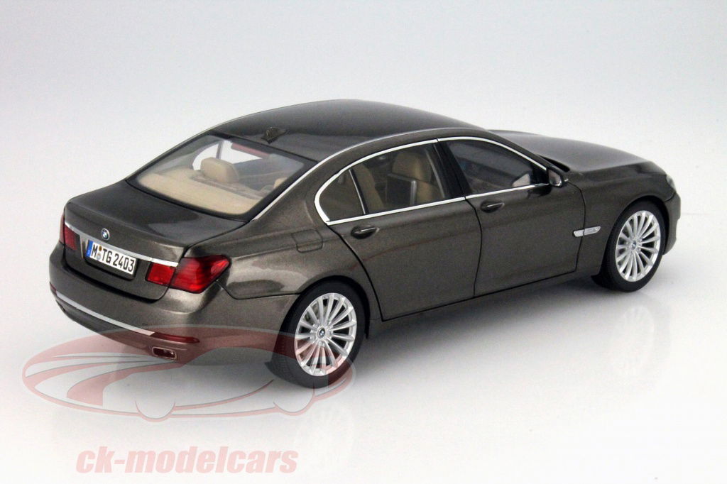 KYOSHO 1/18 BMW 750Li　530 Kyosho 1:18 BMW 750Li (F02) ruby black 08781RB model car