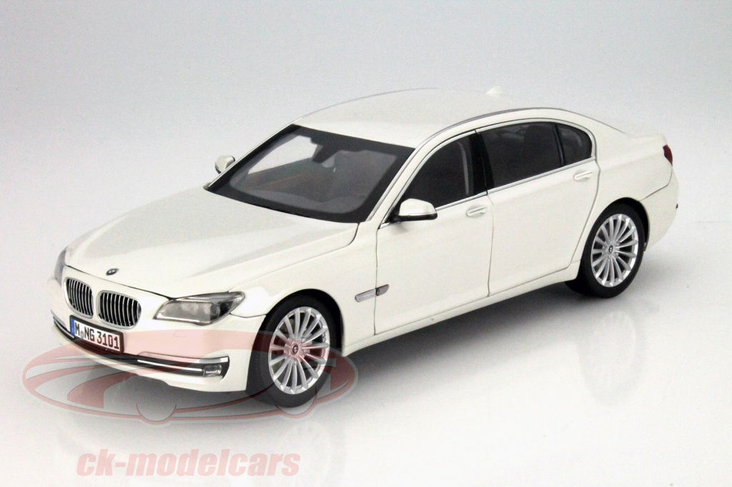BMW 750 Li ミニカー 1/18 ホワイト　別注　限定品　希少　極美品 BMW 750 Li ミニカー 1/18 ホワイト 別注 限定品 希少 極美品