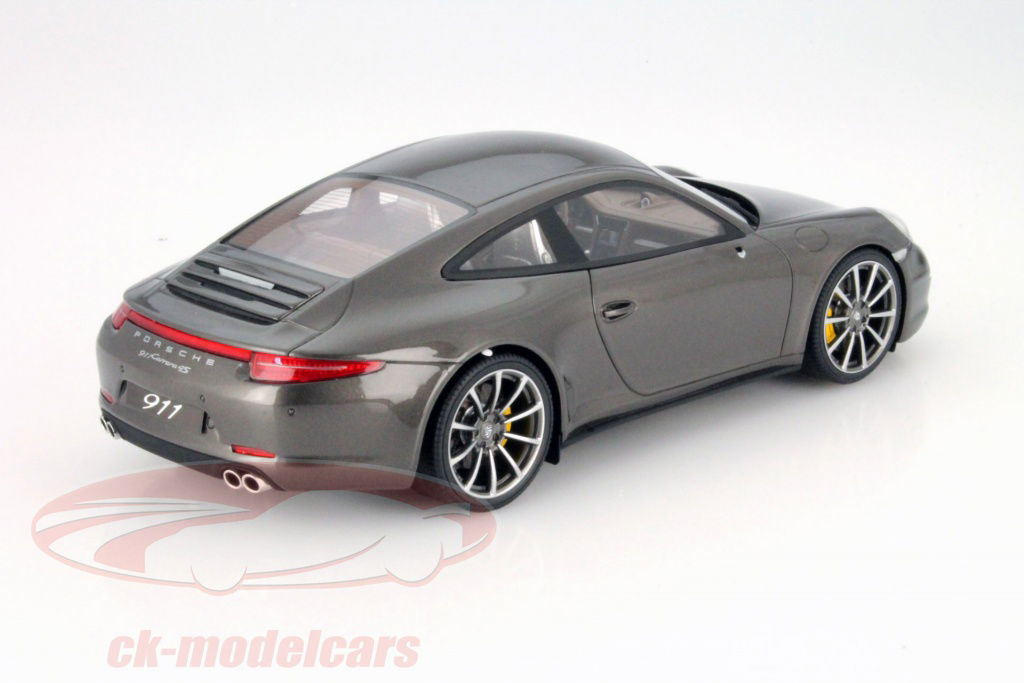 GT SPIRIT Porsche 911 Carrera ゴールド 1/18 GT Spirit 1:18 scale Porsche 911 Carrera RS 3.0 1974 White