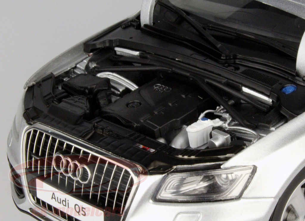 Kyosho 1:18 Audi Q5 year 2013 ice silver 09242IS model car