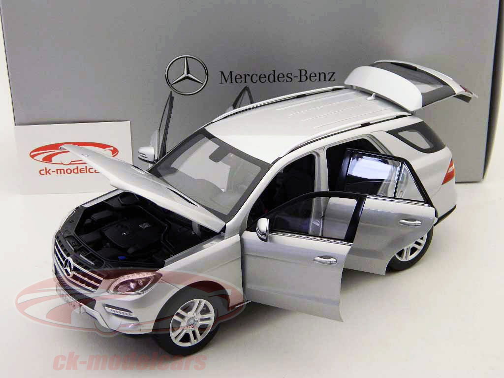 【MINICHAMPS】MercedesC−class 1/18 #M62 Minichamps 1:18 Mercedes-Benz M-Class silver metallic B6 696