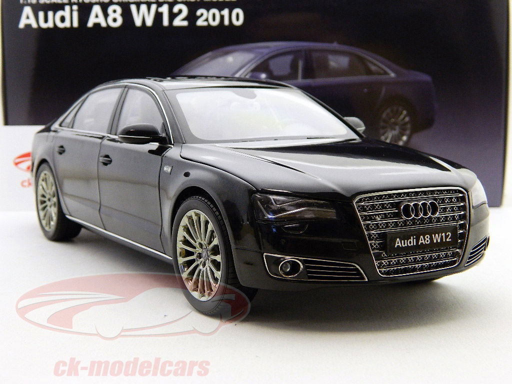Kyosho 1:18 2010 smarag黒/黒分に建てられたアウディA8 W12