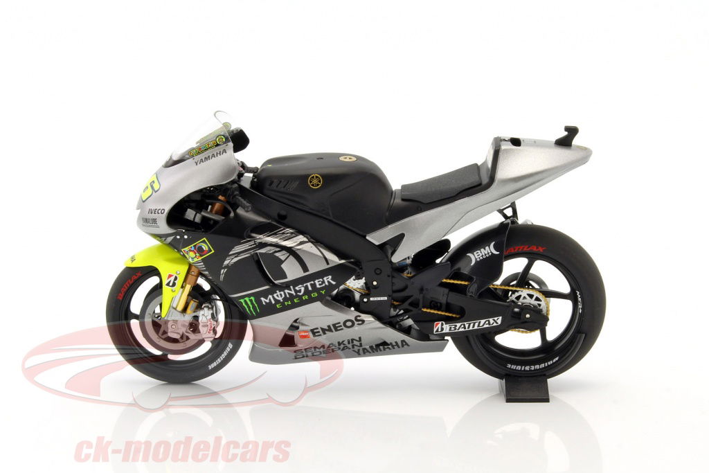ミニチャンプス Yamaha YZR-M1 Valentino Rossi 1/4 Minichamps 2004 Valentino Rossi Yamaha YZR-M1 #46 MotoGP