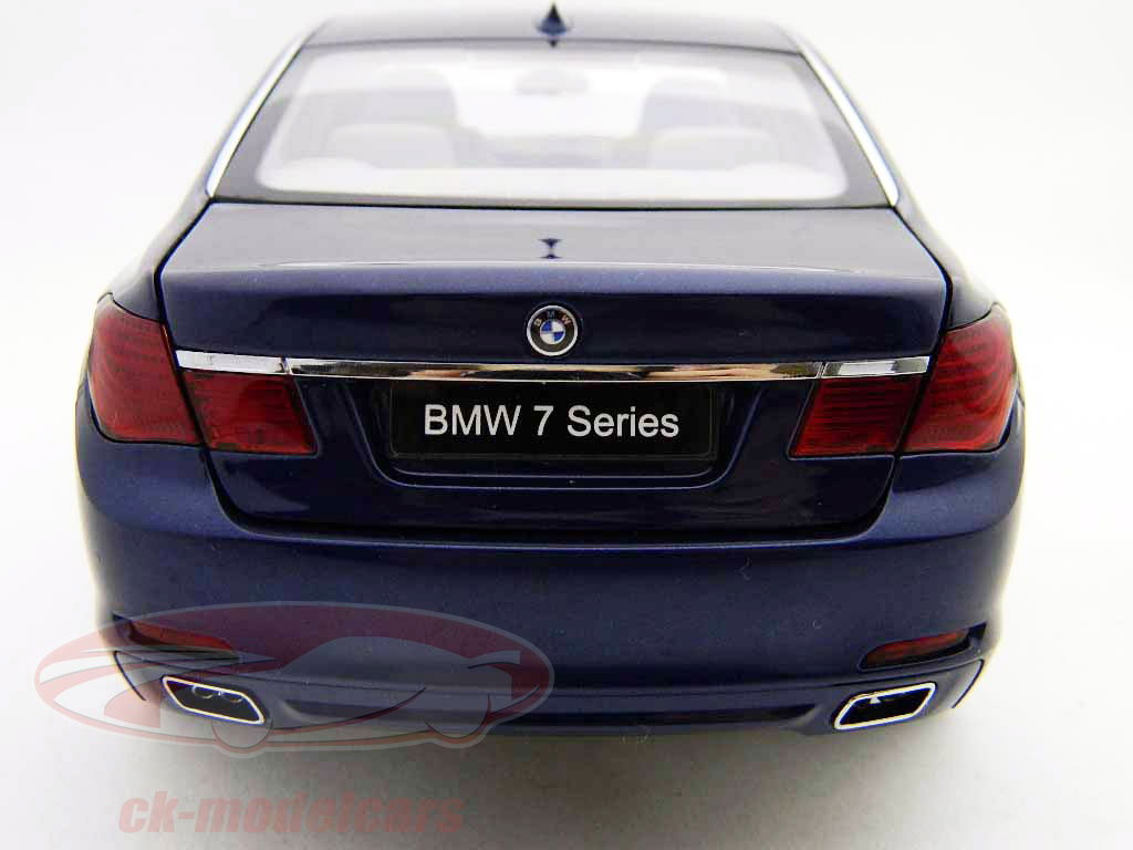 BMW 750 Li ミニカー 1/18 BMW 750Li F02 Facelift 1/18 Kyosho Carbon Black - Używany Model