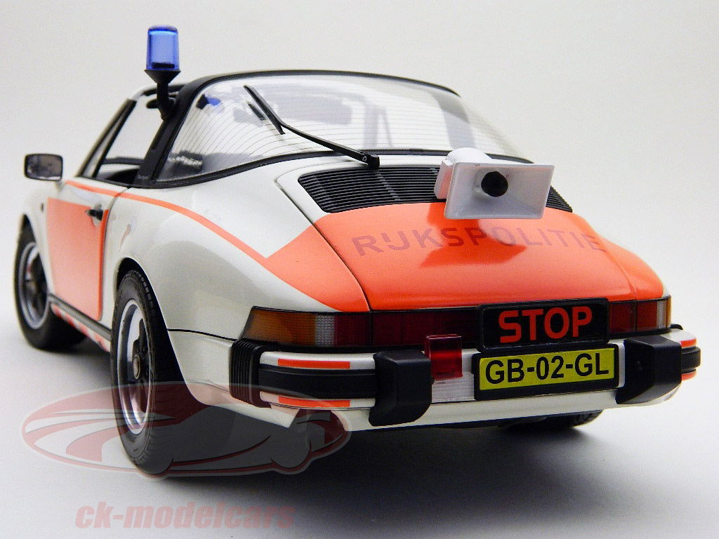 Premium Classixxs 1:12 Porsche 911 Carrera 3.2 with figure