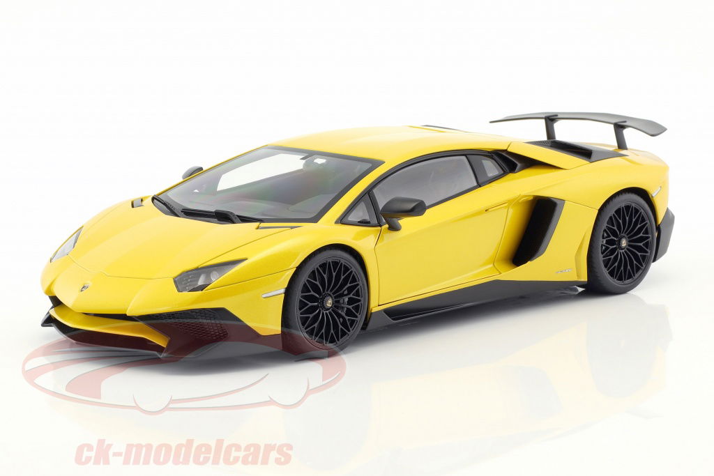 autoart-1-18-lamborghini-aventador-lp750-4-sv-annee-de-construction-2015-jaune-74558/