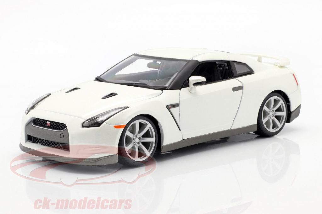 bburago-1-18-nissan-gt-r-baujahr-2009-weiss-18-12079/