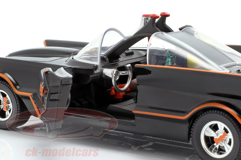 Jadatoys 1:24 Batmobile with Batman and Robin figure Classic