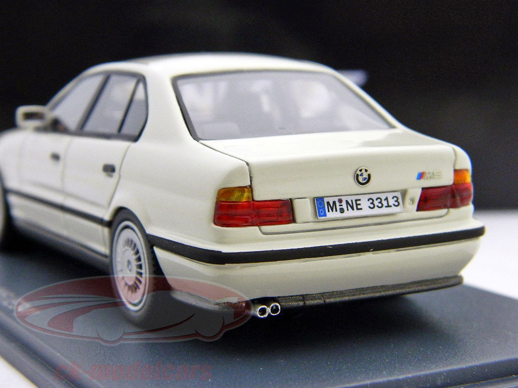 Neo 1:43 BMW M5 (E34) white 0874250433136 model car