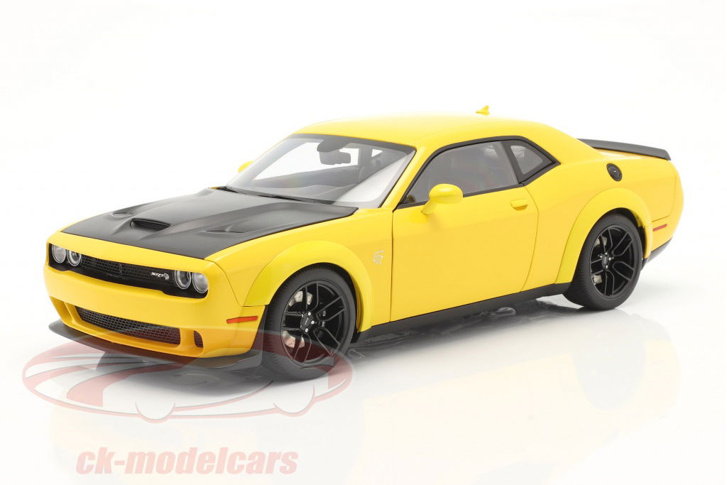 autoart-1-18-dodge-challenger-srt-hellcat-widebody-bygger-2018-gul-sort-71737/