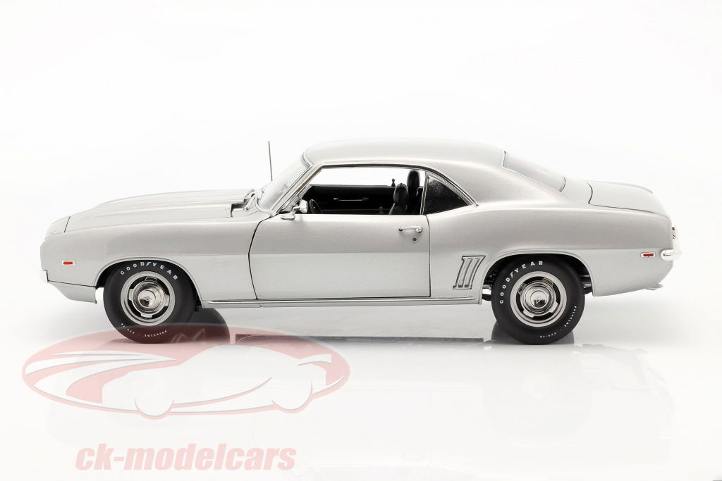 Chevrolet - Highway61/&#39;69 Chevyシボレー Camaroカマロ 1/18 1:18 1969 Chevrolet COPO Camaro - Silver with Black Stripes