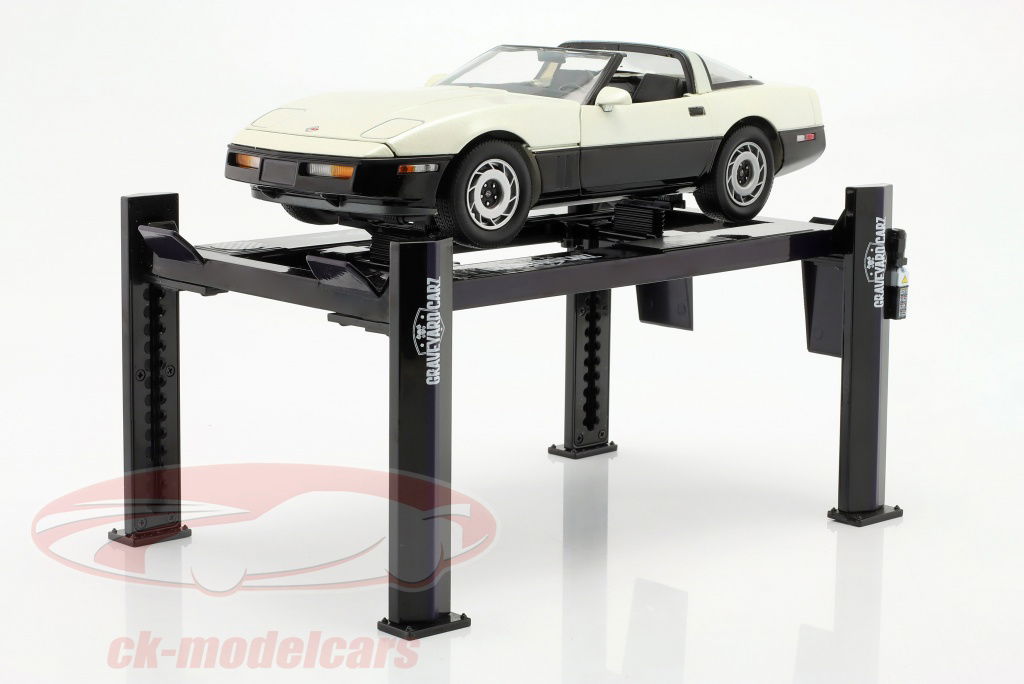 greenlight-1-18-einstellbare-vier-saeulen-hebebuehne-graveyaed-carz-schwarz-13628/