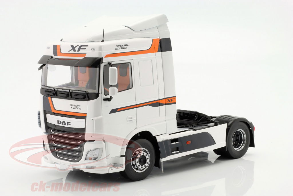 premium-classixxs-1-18-daf-xf-space-cab-bygger-2016-hvid-pcl30214/