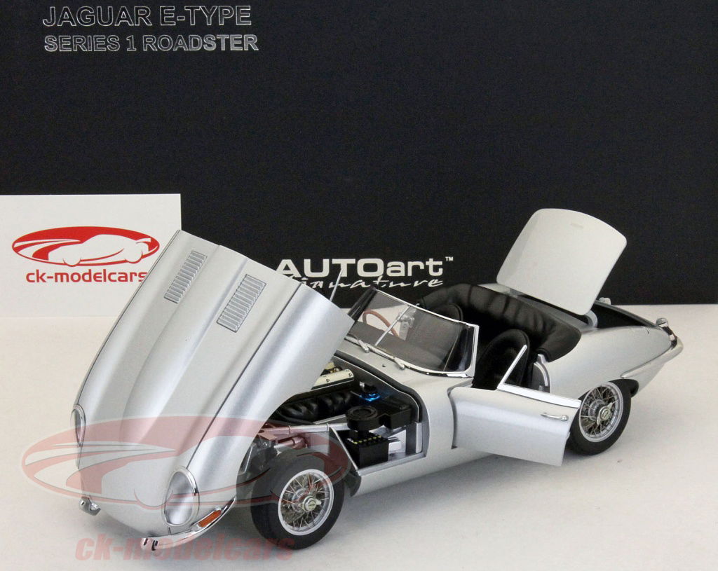AUTOart 1:18 ジャガーEタイプロードスターシリーズI 3.8乳白色