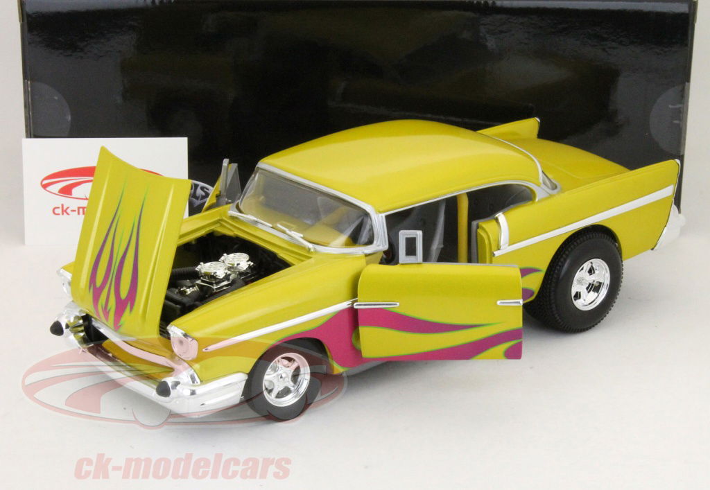 HOTWHEELS 57’ CHEVY 1:18 Hot Wheels - Custom '57 Chevy (Red / White) - 1:18 Scale