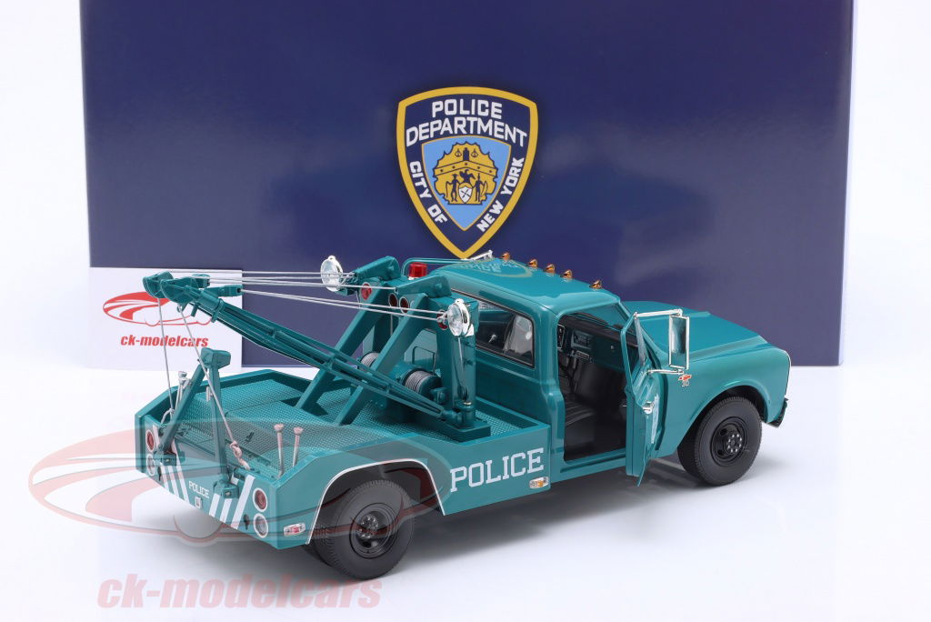Greenlight 1:18 Chevrolet C-30 Dually Wrecker NYPD year 1967