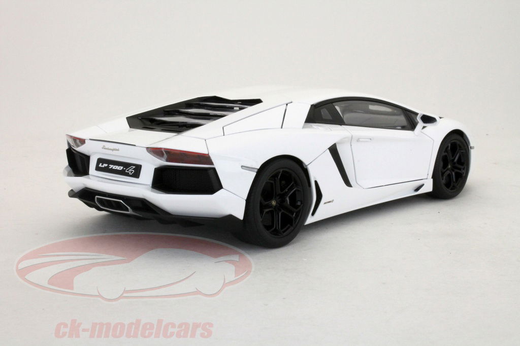 AUTOart 1:18 Lamborghini Aventador LP700-4 Year 2011 isis