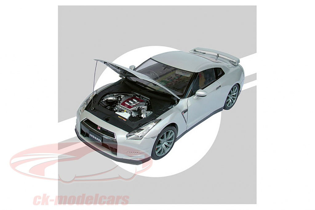 NISSAN GT-R R35 1/8スケール プラモデル 1/8 Ixo 2011 Nissan GT-R R35 (Silver) Model Kit