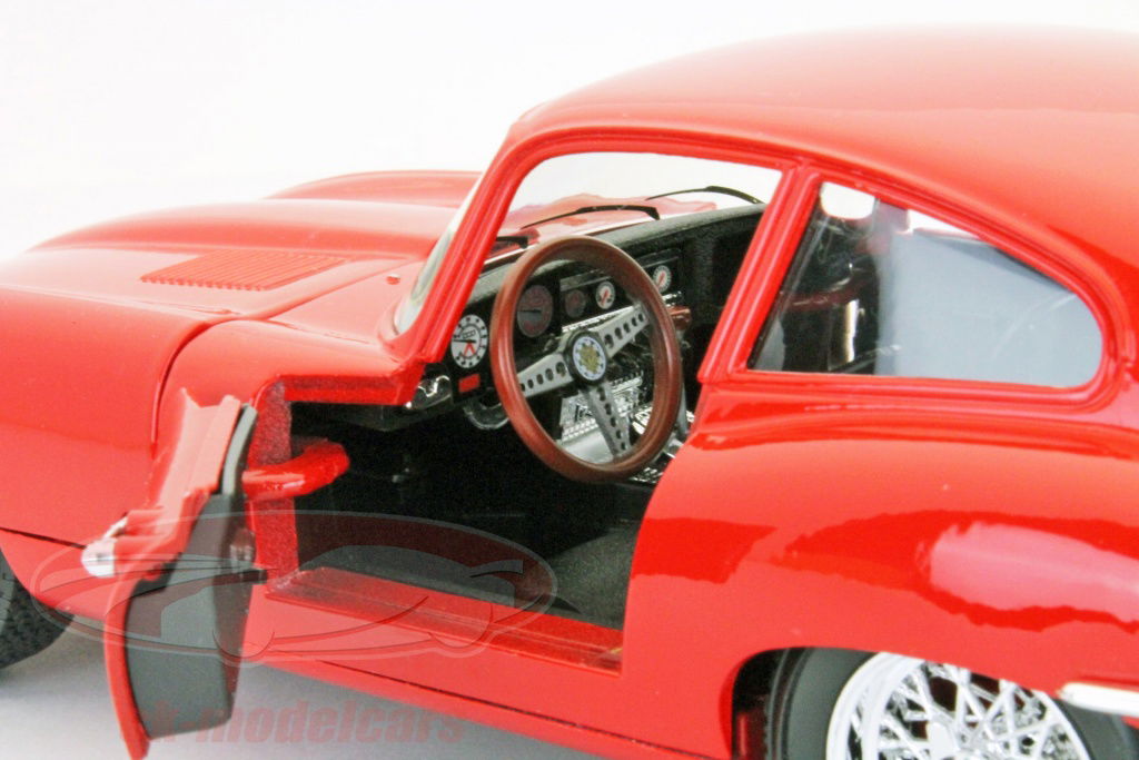 Bburago 1:18 ジャガー Eタイプ クーペ 年 1961 赤 完成モデル