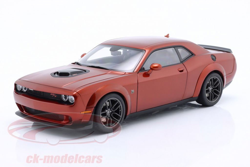 autoart-1-18-dodge-challenger-r-t-scat-pack-shaker-widebody-2022-marron-canela-71773/