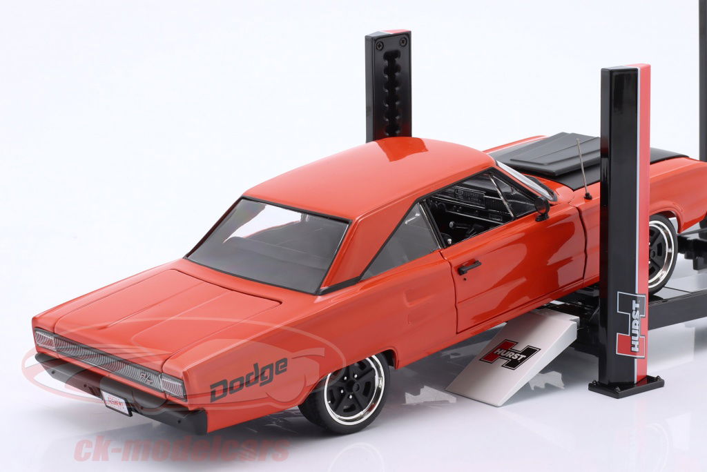 1/18 リフト TWO-POST LIFT オートアート kyosho 等 Amazon | ドア未開封 京商 1/18 ドア開閉、タイヤ回転、舵取り