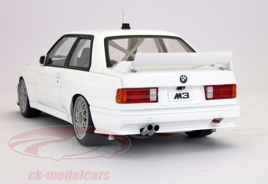 AUTOart 1:18 BMW M3 E30 DTMプレーンボディバージョンホワイト