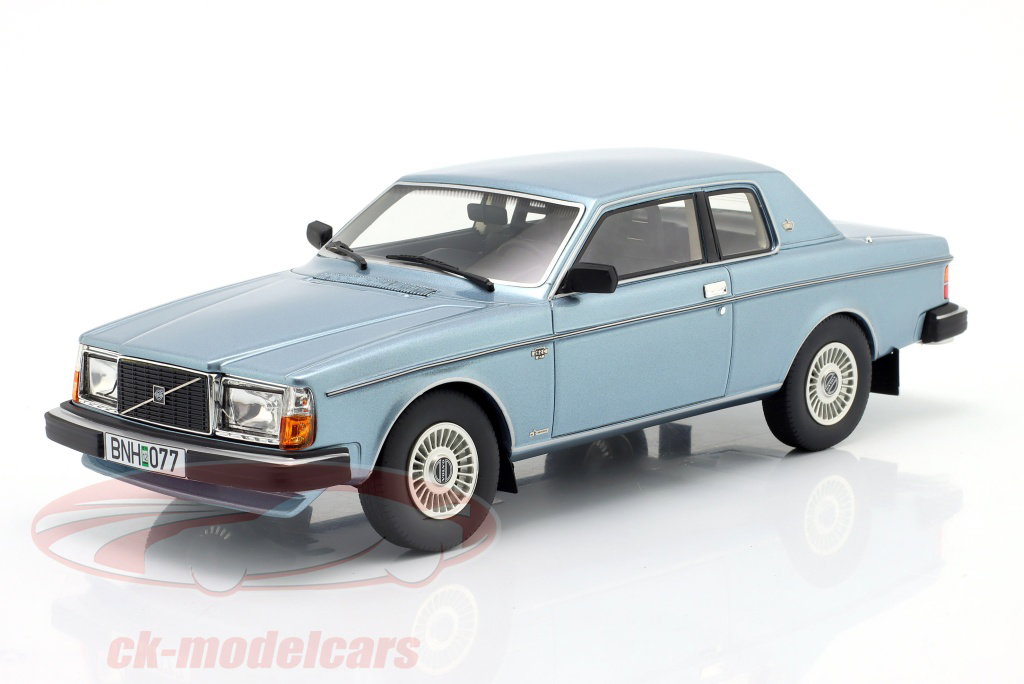 cult-scale-models-1-18-volvo-262c-bertone-1981-cml022-4/