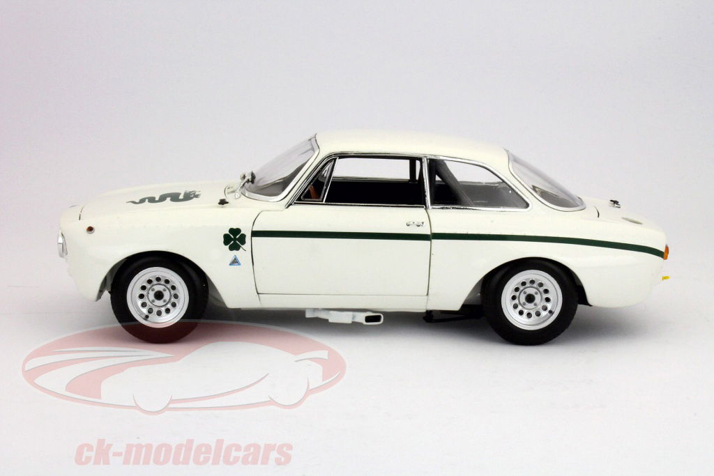 Minichamps 1:18 アルファロメオGTA 1300年生1972白午前