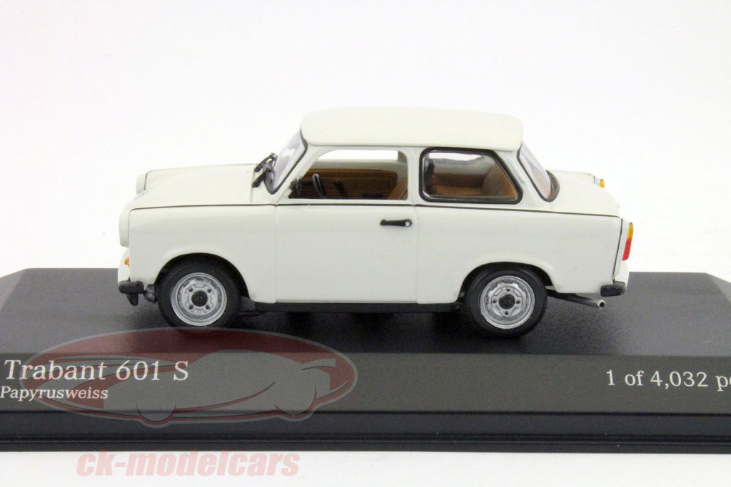 トラバント　ミニチャンプス　Trabant 601S 1/43 レア Minichamps 1:43 Trabant 601 S year 1985 papyrus white