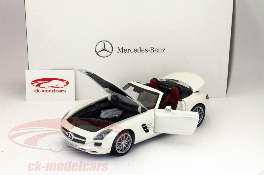 Minichamps 1:18 Mercedes-Benz SLS Roadster white B66960079