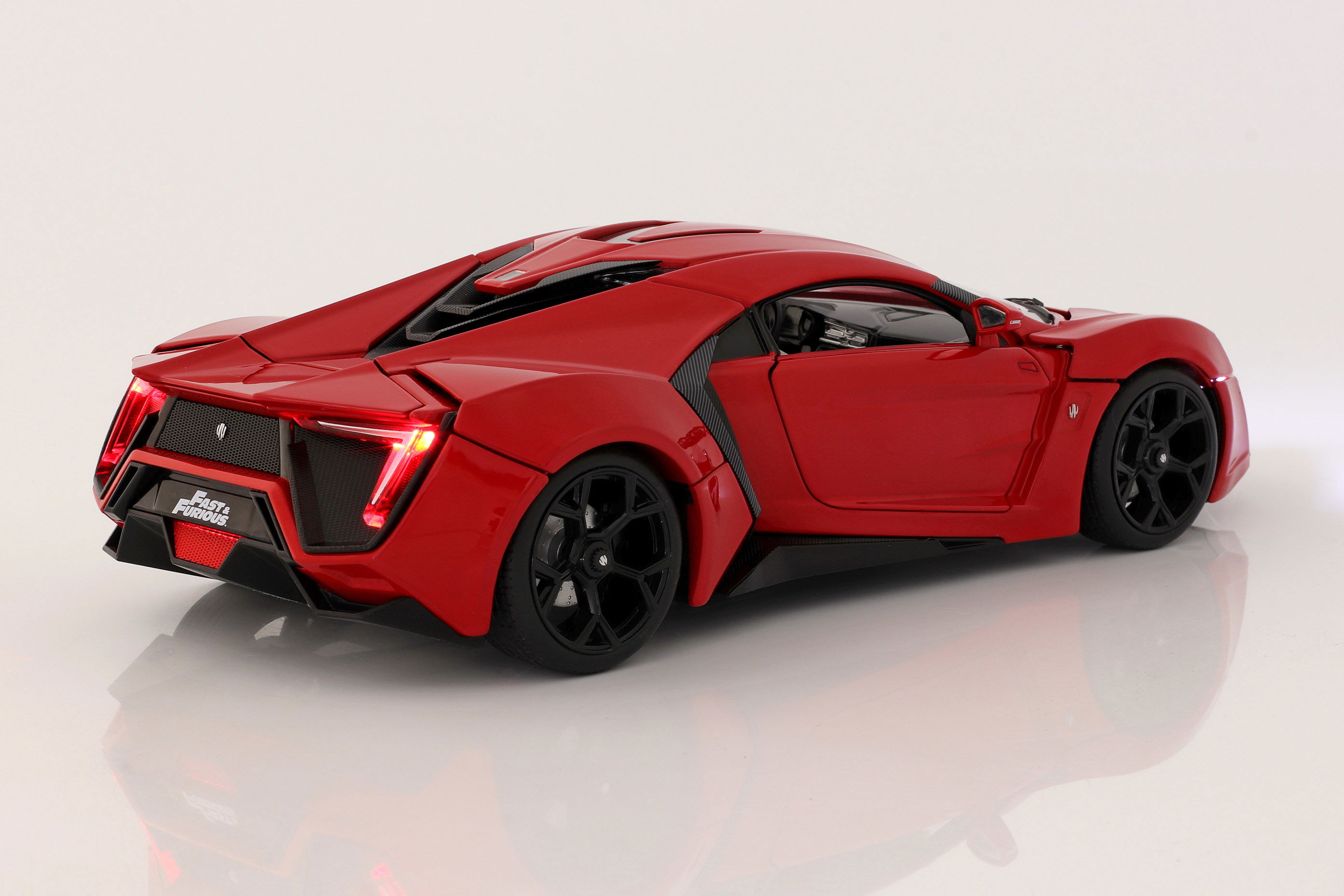 Dom's Lykan Hypersport 2014 Fast & Furious 7 (2015) 用 数字 1:18 Jada Toys