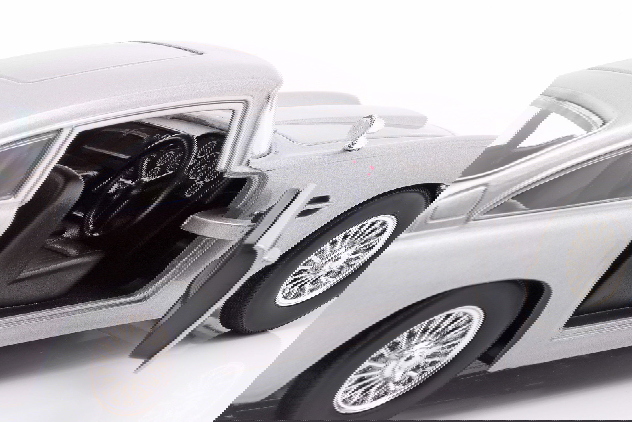 Aston Martin DB5 RHD 电影 James Bond Goldfinger (1964) 银 1:24 MotorMax