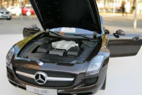 Modell Mercedes-Benz SLS AMG R 198 Maßstab 1:18