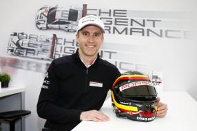 Timo Bernhard mit Helm Stefan Bellof 2015