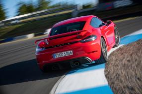 Porsche 718 Cayman GT4 2019 indischrot, Copyright Foto: Porsche AG